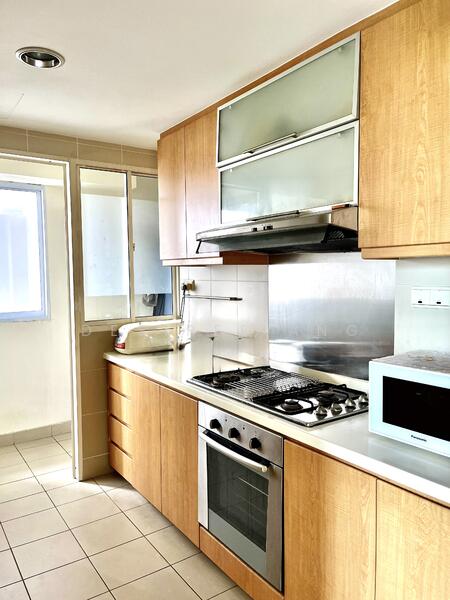 Functional kitchen space c/w backyard 