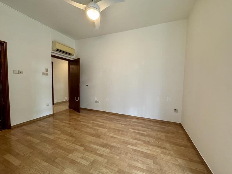 Parc Palais Condominium For Sale at S$ 2,300,000 | PropertyGuru Singapore - Master Bedroom