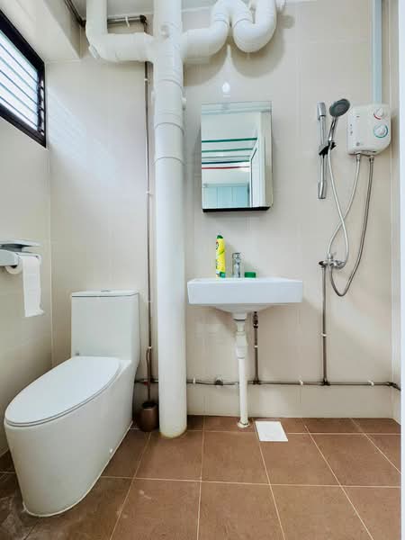 913 Jurong West Street 91, 913 Jurong West Street 91, 3 Bedrooms, 1,119 sqft, HDB Flat For Sale, by Claudia Ang, 60226896 - Bathroom - PropertyGuru.com.sg