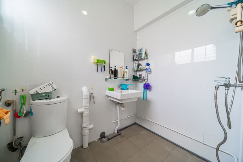126 Geylang East Avenue 1, 126 Geylang East Avenue 1, 3 Bedrooms, 1,163 sqft, HDB Flat For Sale, by Teo Zheng Kai, 60227175 - Bathroom - PropertyGuru.com.sg
