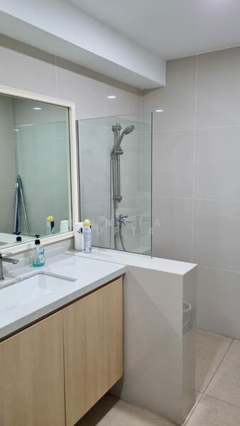 Sim Lim Tower, 10 Jalan Besar, Farrer Park / Serangoon Rd, 4,210 sqft, Office For Sale, by Sunita Gupta, 60227351 - Bathroom - CommercialGuru.com.sg