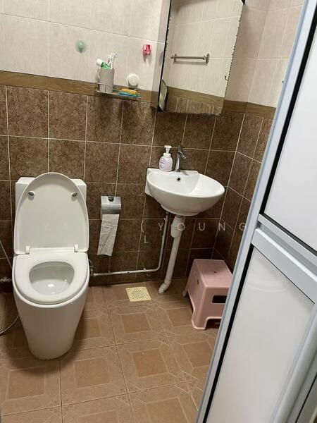 963 Hougang Avenue 9 HDB Flat For Sale at S$ 699,950 | PropertyGuru Singapore - Bathroom