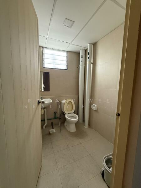 Oxley BizHub, 61 Ubi Road 1, 1,006 sqft, Light Industrial (B1) For Sale, by SIAH GEOK CHOO, 60228137 - Bathroom - CommercialGuru.com.sg