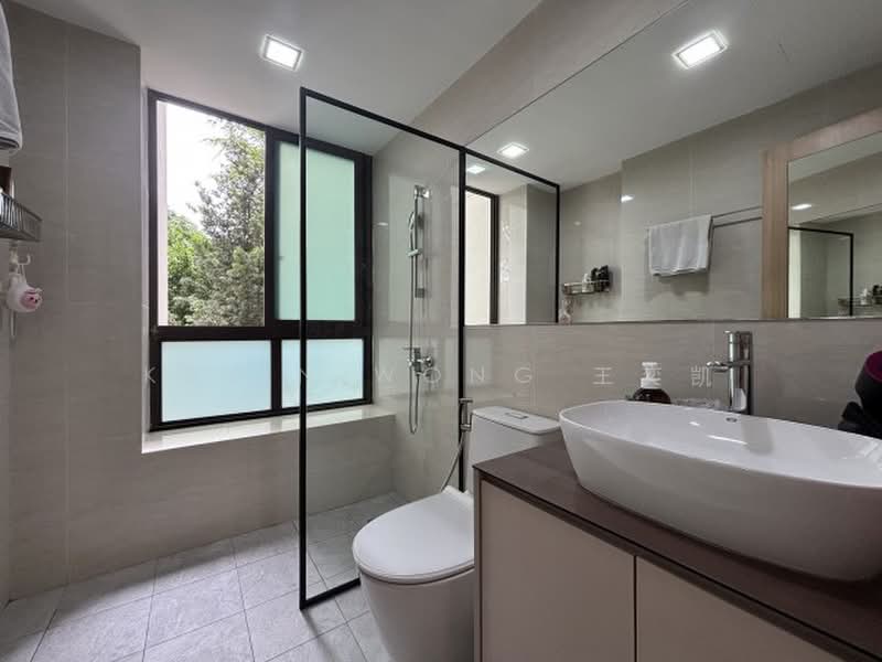 Varsity Park Condominium, 38 West Coast Road, 2 Bedrooms, 990 sqft, Condominium For Sale, by Kevin Wong 王奕凯, 60228286 - Master Bathroom - PropertyGuru.com.sg