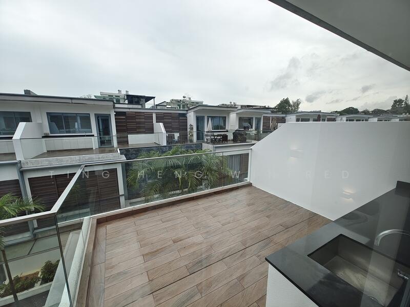 Greenwood Mews Cluster House For Sale at S$ 4,406,584 | PropertyGuru Singapore - Balcony