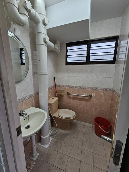 306 Clementi Avenue 4, 306 Clementi Avenue 4, 2 Bedrooms, 721 sqft, HDB Flat For Rent, by Connie Fung, 60231738 - Bathroom - PropertyGuru.com.sg