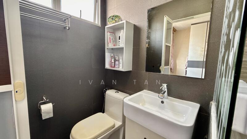 141 Simei Street 2 HDB Flat For Sale at S$ 698,000 | PropertyGuru Singapore - Master Bathroom