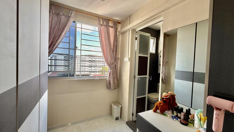141 Simei Street 2 HDB Flat For Sale at S$ 698,000 | PropertyGuru Singapore - Master Bedroom