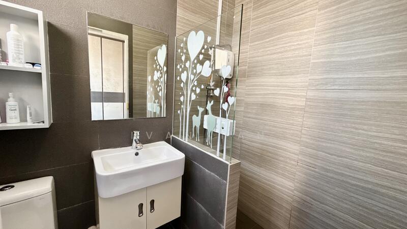 141 Simei Street 2 HDB Flat For Sale at S$ 698,000 | PropertyGuru Singapore - Master Bathroom