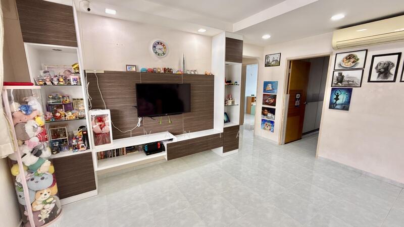 141 Simei Street 2 HDB Flat For Sale at S$ 698,000 | PropertyGuru Singapore - Living Room