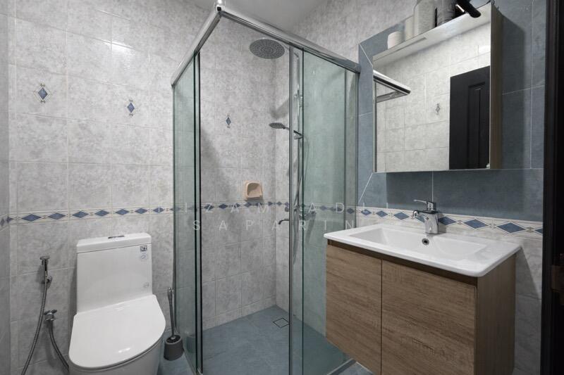 Loyang Villas Terraced House For Sale at S$ 2,600,000 | PropertyGuru Singapore - common bathroom 1