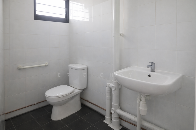 519 Bedok North Avenue 1 HDB Flat For Sale at S$ 380,000 | PropertyGuru Singapore - Bathroom