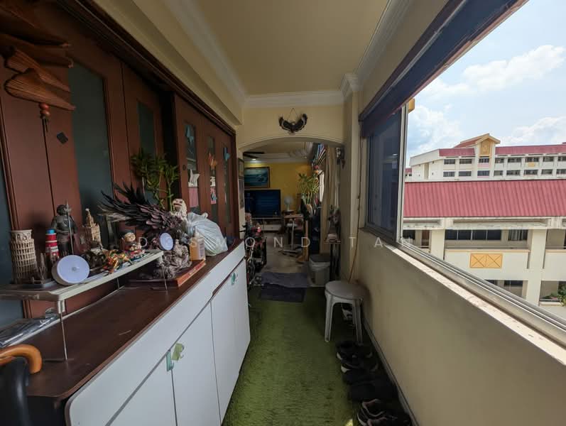 858 Woodlands Street 83 HDB Flat For Sale at S$ 650,000 | PropertyGuru Singapore - Balcony