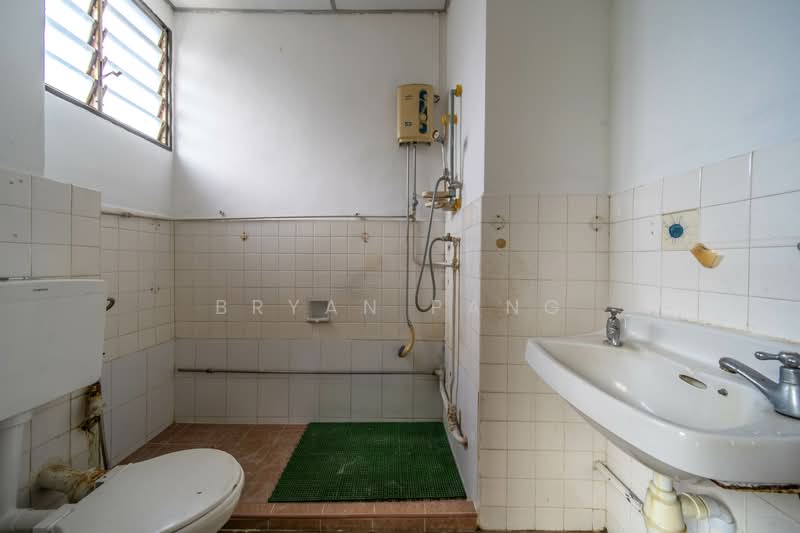 Orchard Court Condominium For Sale at S$ 2,188,000 | PropertyGuru Singapore - Bathroom