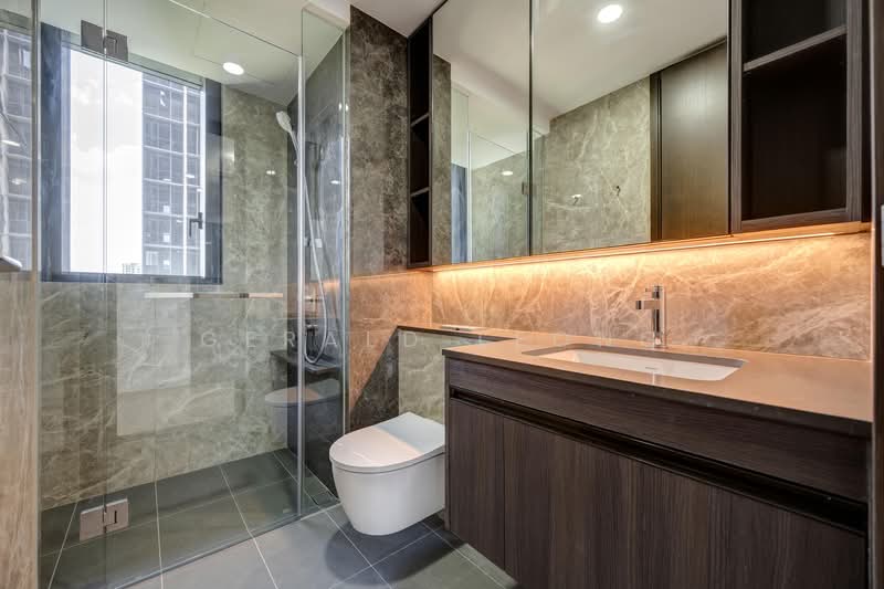 Jack & Jill Bathroom to Bedroom 2