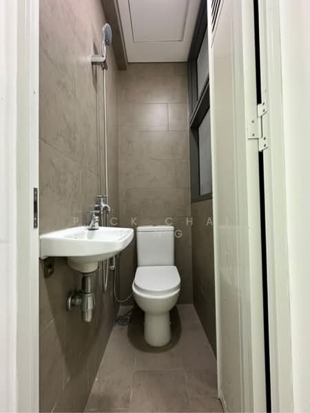 Stratum Condominium For Sale at S$ 1,650,000 | PropertyGuru Singapore - Common toilet