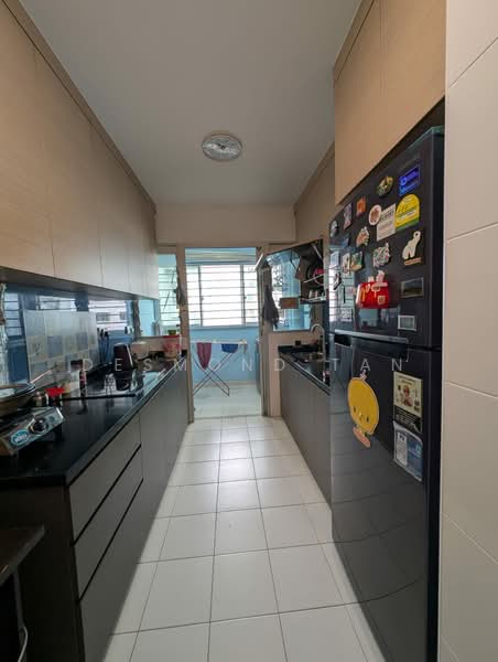 416A Fernvale Link HDB Flat For Sale at S$ 700,000 | PropertyGuru Singapore - Kitchen