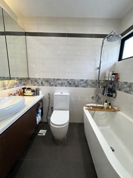Kovan Freehold Inter Terrace With 5 Ensuite Bedrooms, Florence Road, Simon Road, Phillips Avenue, Rosyth Road, Sandilands Road, Highland Road, Lowland Road, Kovan Road, Poh Huat Road, Charlton Road, Hougang / Punggol / Sengkang, 5 Bedrooms, 2,460 sqft, Terraced House For Sale, by Roy Lee, 60236091 - Bathroom - PropertyGuru.com.sg