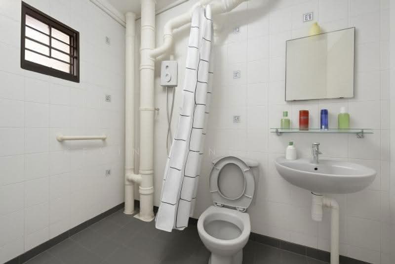 62 Lorong 4 Toa Payoh, 62 Lorong 4 Toa Payoh, Balestier / Toa Payoh, 3 Bedrooms, 1,076 sqft, HDB Flat For Sale, by Kevin Wong 王奕凯, 60236440 - Bathroom - PropertyGuru.com.sg