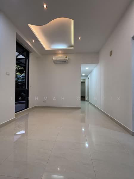 Regentville, 2 Hougang Street 92, Hougang / Punggol / Sengkang, 2 Bedrooms, 1,163 sqft, Condominium For Sale, by Fathmah Cantik, 60236746 - Living - PropertyGuru.com.sg