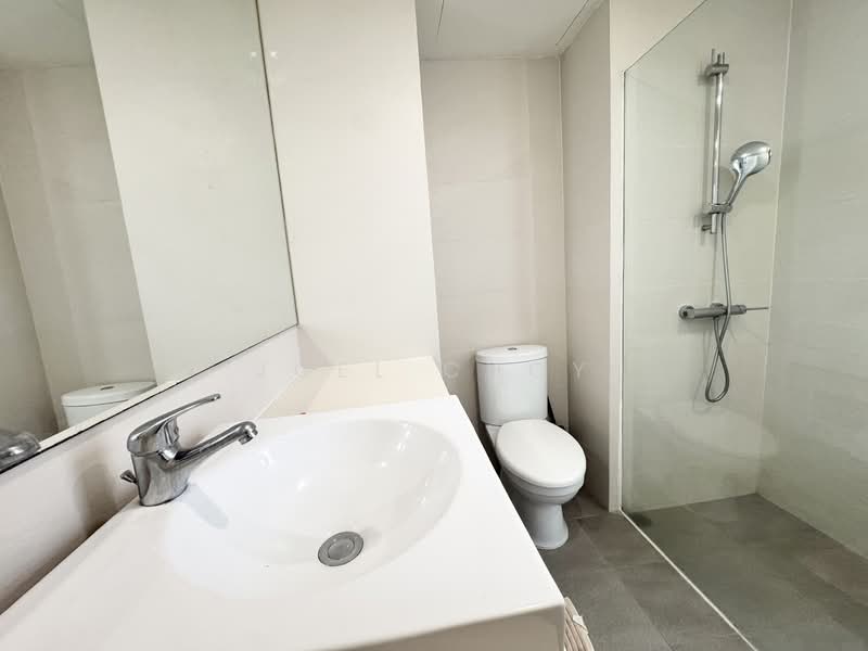 Pinewood Gardens Condominium For Sale at S$ 3,180,000 | PropertyGuru Singapore - Master Bath