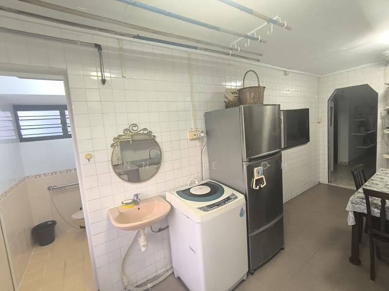 608 Ang Mo Kio Avenue 5, 608 Ang Mo Kio Avenue 5, 2 Bedrooms, 721 sqft, HDB Flat For Sale, by Lynnette Poh, 60237458 - Bathroom - PropertyGuru.com.sg