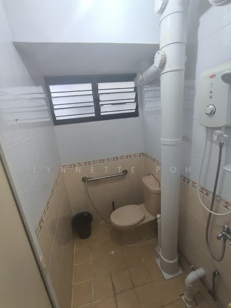 608 Ang Mo Kio Avenue 5, 608 Ang Mo Kio Avenue 5, 2 Bedrooms, 721 sqft, HDB Flat For Sale, by Lynnette Poh, 60237458 - Bathroom - PropertyGuru.com.sg