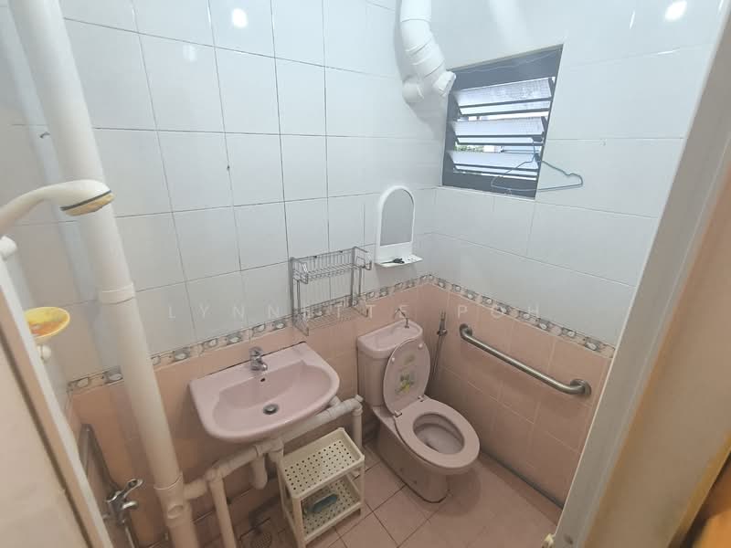 608 Ang Mo Kio Avenue 5, 608 Ang Mo Kio Avenue 5, 2 Bedrooms, 721 sqft, HDB Flat For Sale, by Lynnette Poh, 60237458 - Bathroom - PropertyGuru.com.sg