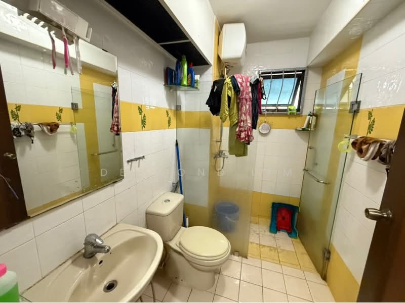 403A Fernvale Lane HDB Flat For Sale at S$ 645,000 | PropertyGuru Singapore - Common Bathroom