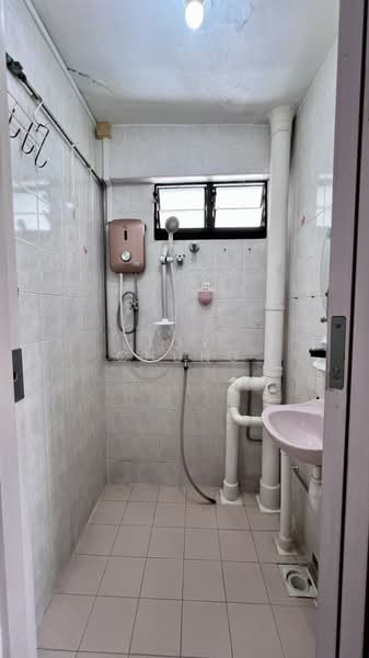 8 Marsiling Drive, 8 Marsiling Drive, 3 Bedrooms, 947 sqft, HDB Flat For Rent, by Joy Chung, 60237621 - Bathroom - PropertyGuru.com.sg