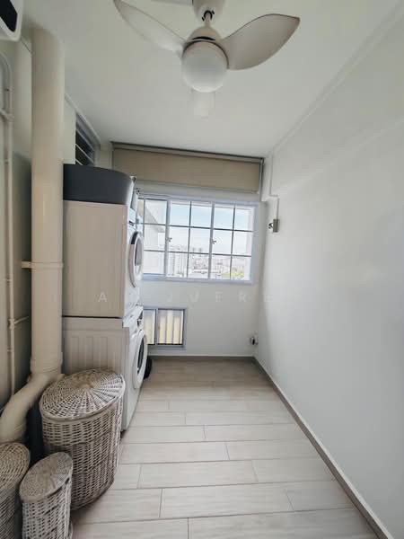 291D Bukit Batok Street 24 HDB Flat For Sale at S$ 668,000 | PropertyGuru Singapore - Spacious laundry area