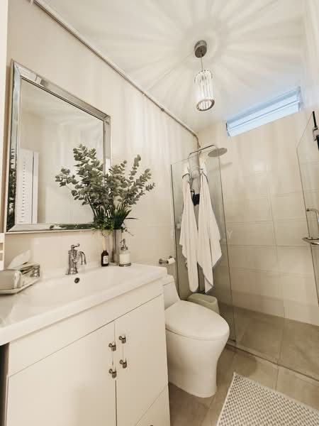 291D Bukit Batok Street 24 HDB Flat For Sale at S$ 668,000 | PropertyGuru Singapore - Common Bathroom