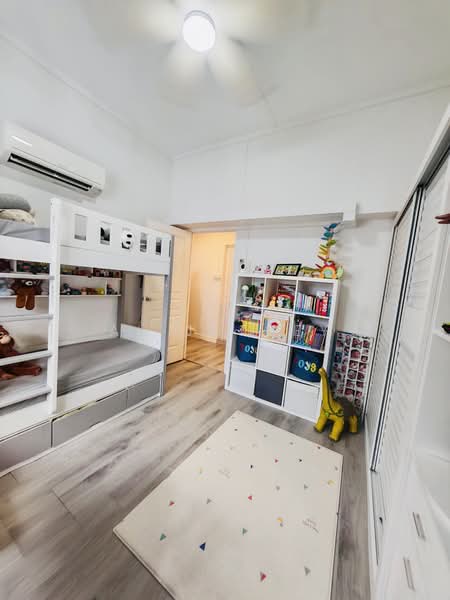 291D Bukit Batok Street 24 HDB Flat For Sale at S$ 668,000 | PropertyGuru Singapore - Bedroom 1 with High Ceiling