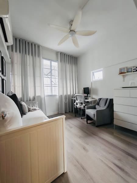 291D Bukit Batok Street 24 HDB Flat For Sale at S$ 668,000 | PropertyGuru Singapore - Bedroom 2 with High Ceiling