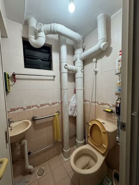 9 Holland Avenue HDB Flat For Sale at S$ 698,888 | PropertyGuru Singapore - Bathroom