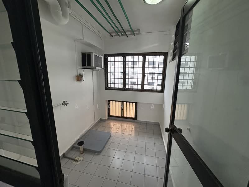 524 Jelapang Road HDB Flat For Sale at S$ 620,000 | PropertyGuru Singapore - Service Yard 