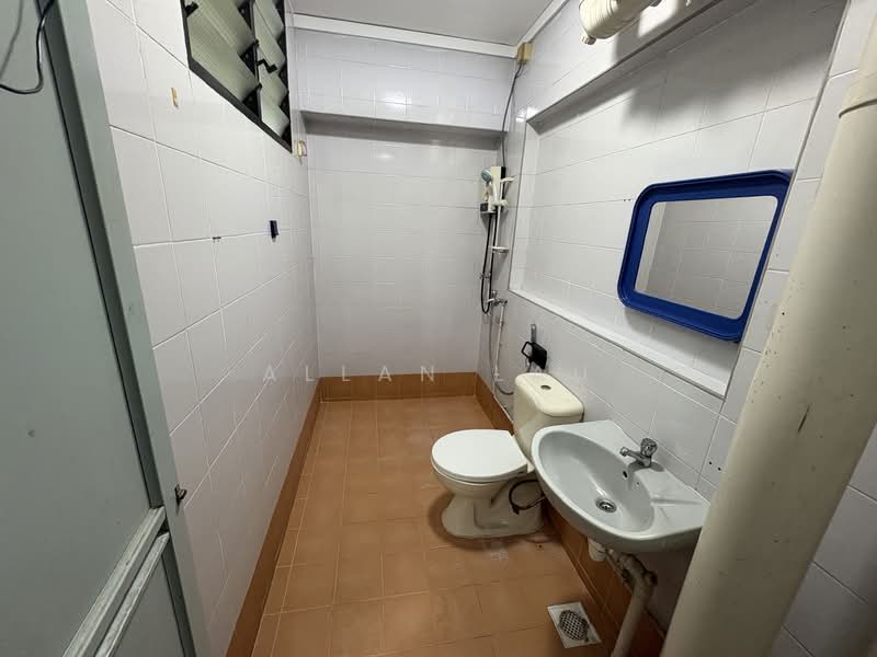 524 Jelapang Road HDB Flat For Sale at S$ 620,000 | PropertyGuru Singapore - Common Bathroom