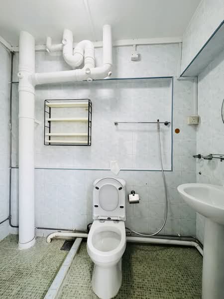 156 Lorong 1 Toa Payoh, 156 Lorong 1 Toa Payoh, 3 Bedrooms, 1,087 sqft, HDB Flat For Sale, by Kelvin Ong, 60238947 - Bathroom - PropertyGuru.com.sg