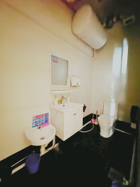 Primz Bizhub, 21 Woodlands Close singapore, 2,658 sqft, Light Industrial (B1) For Rent, by Edwin Lee, 60239774 - Bathroom - CommercialGuru.com.sg