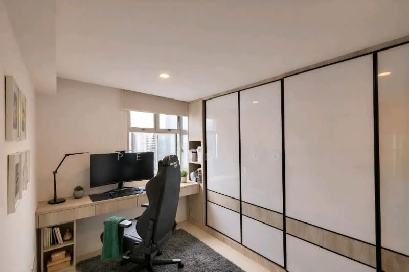 805C Keat Hong Close HDB Flat For Sale at S$ 700,000 | PropertyGuru Singapore - Walk-in Wardrobe (Virtual staged)