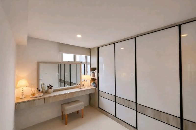 805C Keat Hong Close HDB Flat For Sale at S$ 700,000 | PropertyGuru Singapore - Walk-in Wardrobe (Virtual staged)