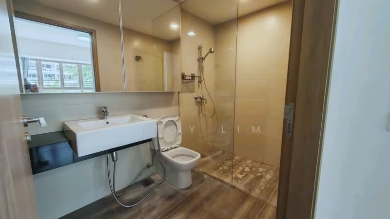 Waterfront Gold, 752 Bedok Reservoir Road, 2 Bedrooms, 872 sqft, Condominium For Rent, by Patsy Lim, 60240394 - Master toilet  - PropertyGuru.com.sg