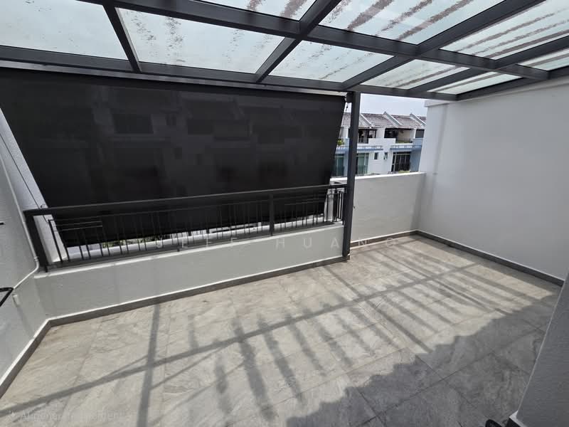 Balcony for junior master