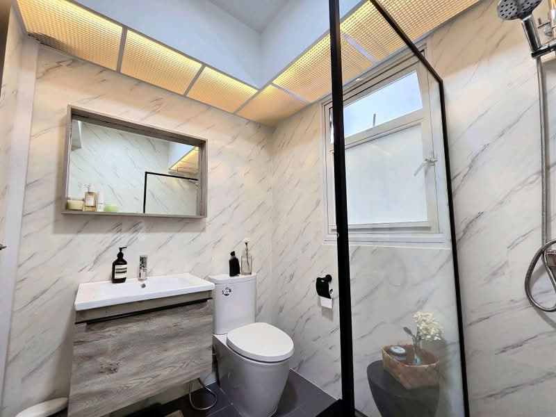 620A Tampines Street 61 HDB Flat For Sale at S$ 918,000 | PropertyGuru Singapore - Master bathroom