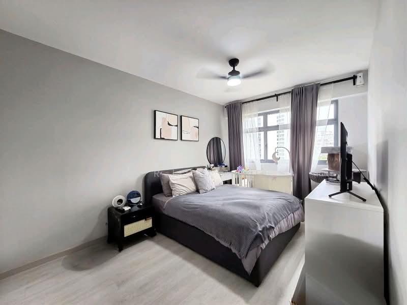 620A Tampines Street 61 HDB Flat For Sale at S$ 918,000 | PropertyGuru Singapore - Master Bedroom