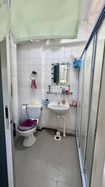 856F Tampines Street 82, 856F Tampines Street 82, 4 Bedrooms, 1,582 sqft, HDB Flat For Sale, by Joy Chung, 60243925 - Master bathroom - PropertyGuru.com.sg