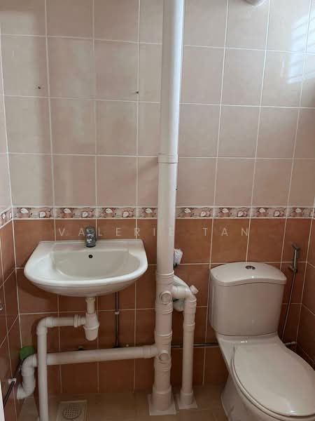 94 Geylang Bahru, 94 Geylang Bahru, 2 Bedrooms, 732 sqft, HDB Flat For Sale, by Valerie Tan, 60244683 - Bathroom - PropertyGuru.com.sg