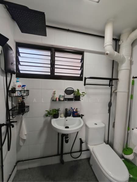 513 Hougang Avenue 10, 513 Hougang Avenue 10, 3 Bedrooms, 904 sqft, HDB Flat For Sale, by Al Jufrey, 60245892 - Kitchen bathroom - PropertyGuru.com.sg