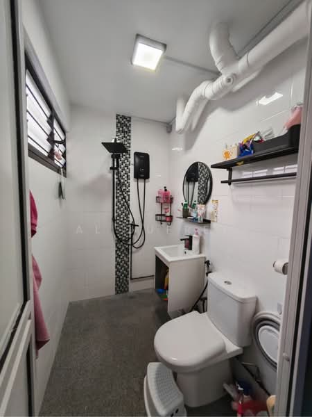 513 Hougang Avenue 10, 513 Hougang Avenue 10, 3 Bedrooms, 904 sqft, HDB Flat For Sale, by Al Jufrey, 60245892 - Master bedroom bathroom - PropertyGuru.com.sg