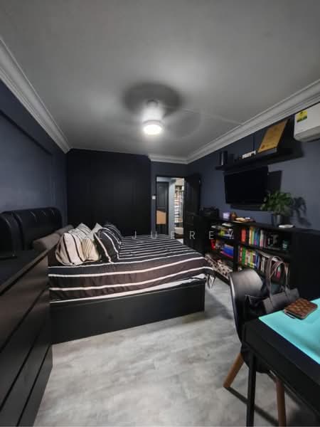513 Hougang Avenue 10, 513 Hougang Avenue 10, 3 Bedrooms, 904 sqft, HDB Flat For Sale, by Al Jufrey, 60245892 - Master bedroom - PropertyGuru.com.sg